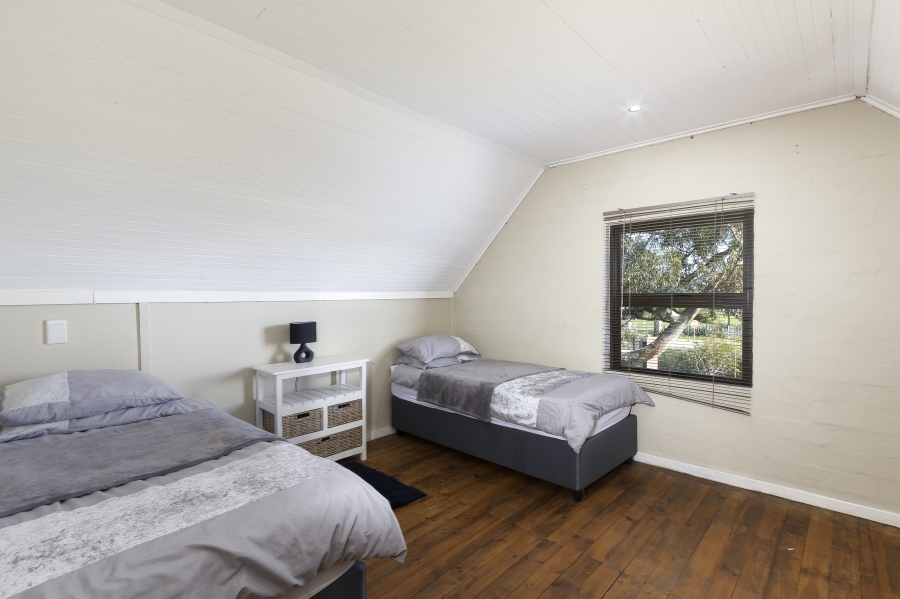 4 Bedroom Property for Sale in Sir Lowrys Pass Village Western Cape